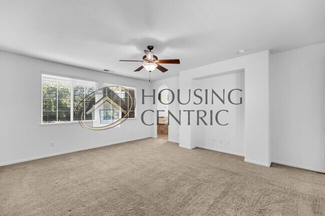 Building Photo - Beautiful Executive Home w/ Pool on 1/2 Ac...