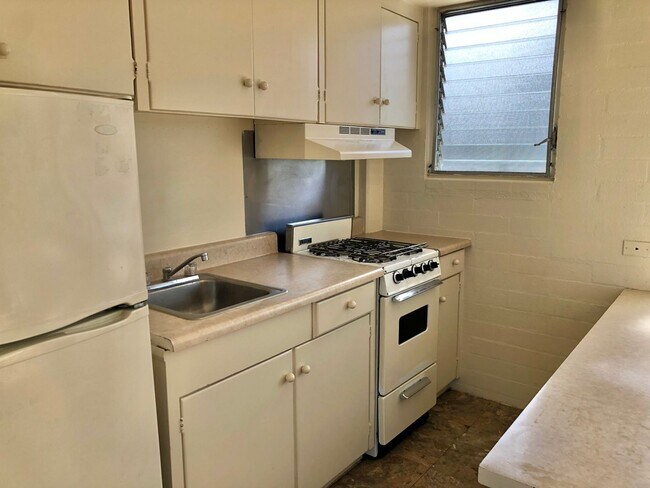 Building Photo - Lusitana Hale- 1 Bdrm, 1 Bath, and 1 Covered Parking with utilities included!