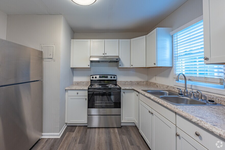 2BR, 1.5BA - 965SF Kitchen Angle 2 - Ivey Ridge Townhomes