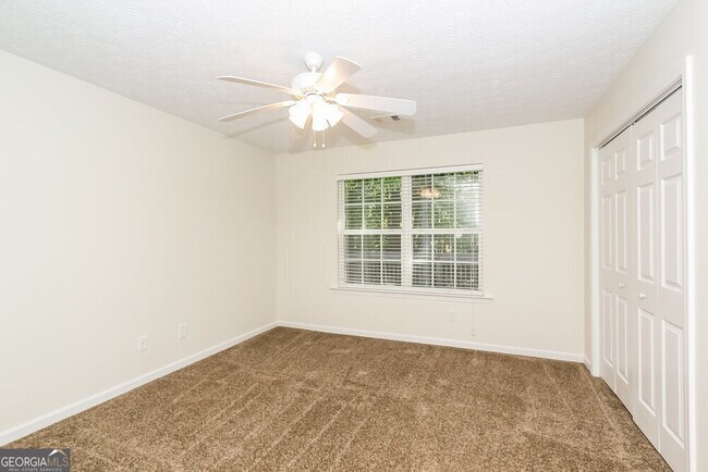 Building Photo - 43 Roxbury Ln