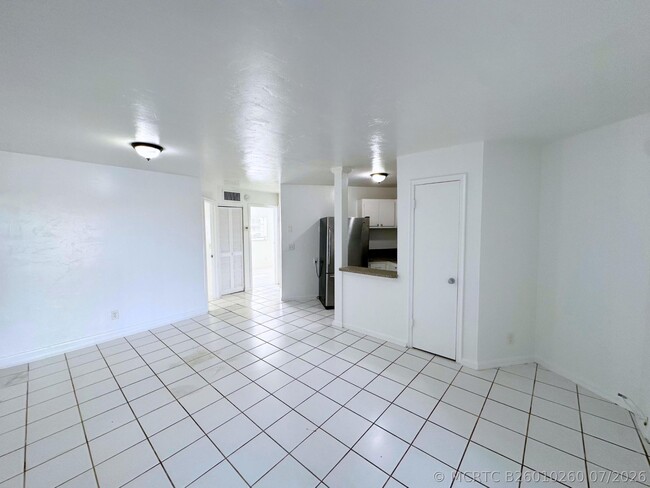 Building Photo - 519 W Kalmia Dr