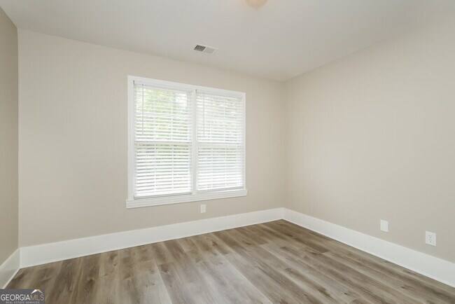 Building Photo - 3073 Essex Dr