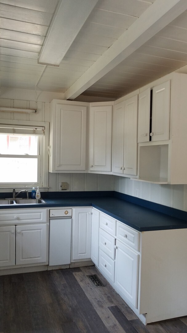 Building Photo - 5 bedroom / 4 bath home with a short drive to the beach!