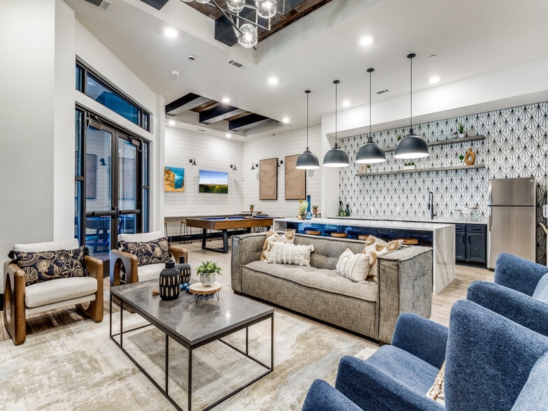 Building Photo - Palladium Carver Living