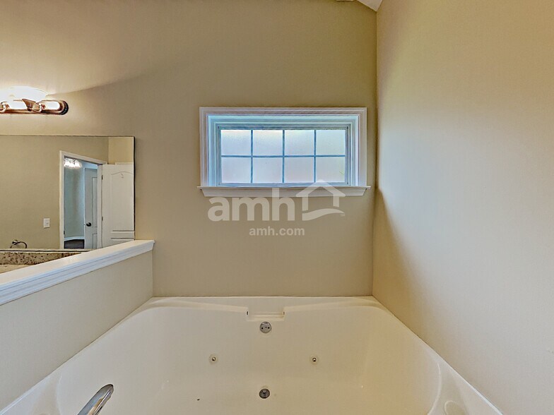 Building Photo - 4002 Greentree Ct