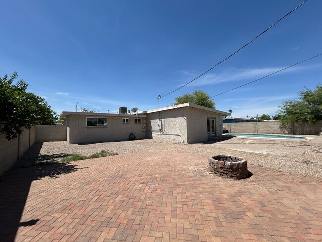 Building Photo - 4 Bedrooms PLUS Pool
