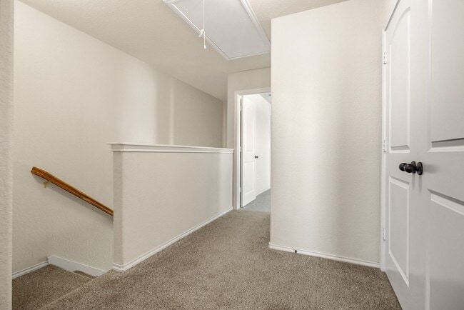 Building Photo - 566 Creekside Cir