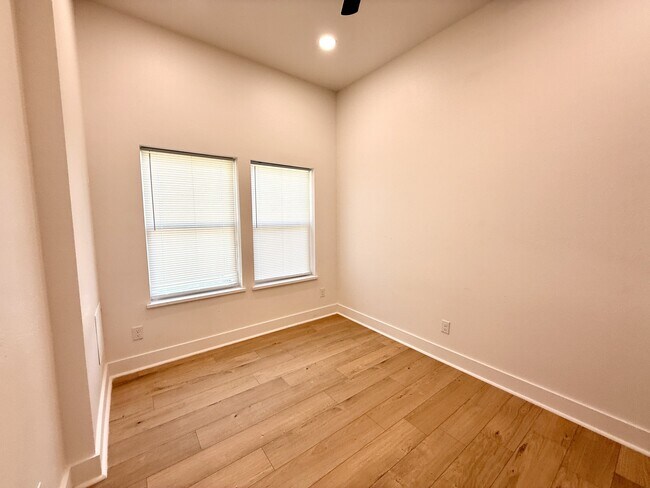 Building Photo - 921 S.Franklin Dr