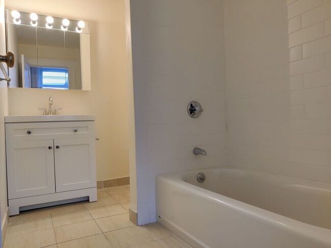 Building Photo - Large Renovated Unit in Allston. 3 bed. 2 ...