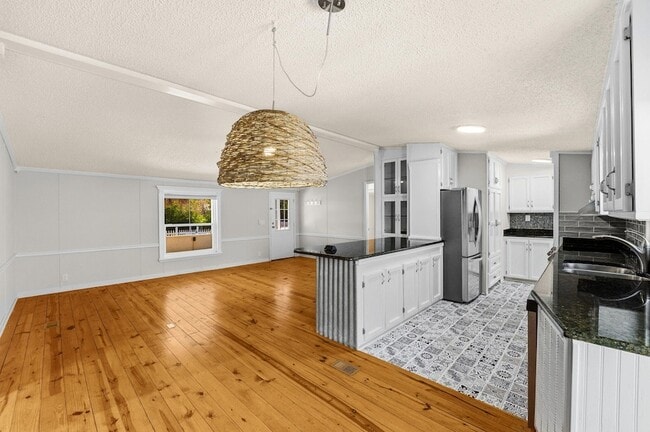 Building Photo - 215 Lee Pl