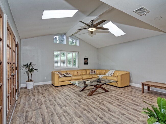 Building Photo - 5728 El Cabo Ct