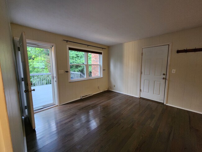 Building Photo - 720 Woodfield Dr