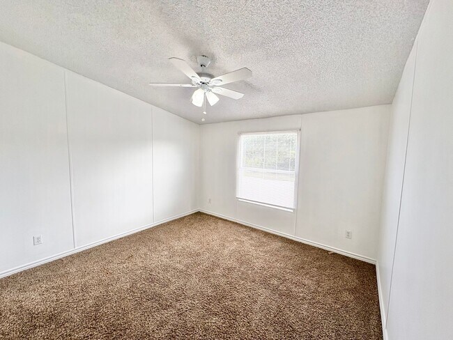 Building Photo - *AVAILABLE NOW* An absolute must see!  5 bedrooms, 3 baths in Burnet, TX.