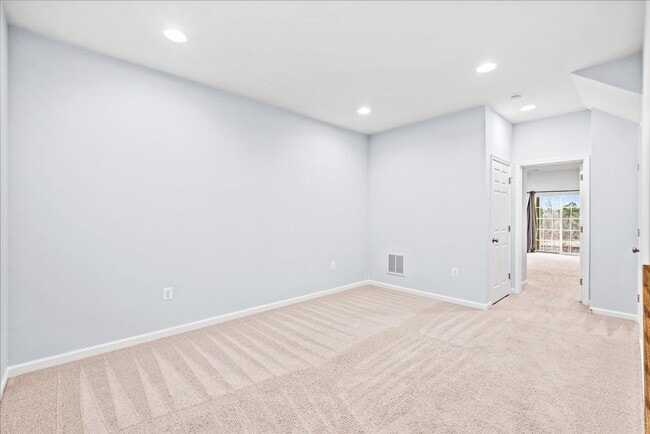 Building Photo - Commuter Friendly 3 Bed 3.5 Bath Townhome