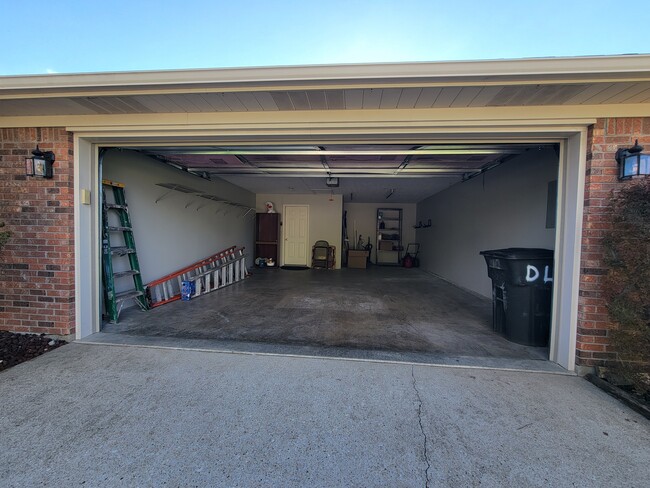 Building Photo - 1216 Pebble Creek Dr