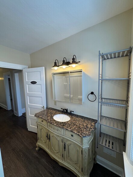 Building Photo - 442 Oneida St