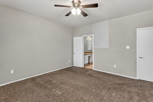 Building Photo - 516 E Hazelwood St