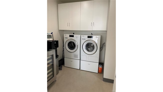 Building Photo - 1050 S Grand Ave