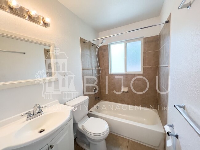 Building Photo - Lovely Four Bedroom