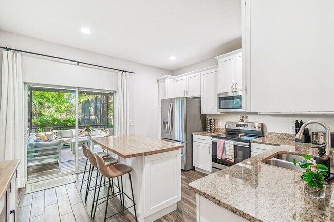 Building Photo - 109 W Hollywood St