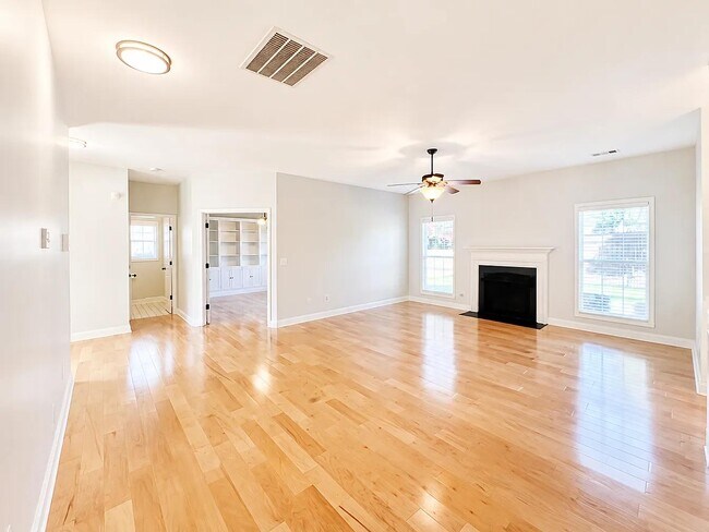 Building Photo - 10 Lynell Pl