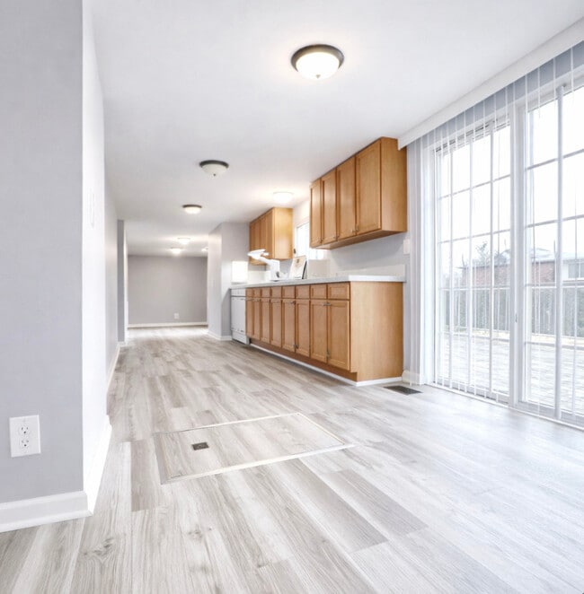 Building Photo - 725 S Spencer Rd