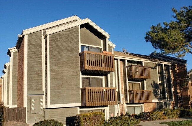 Building Photo - 4418 S Rosehaven Ct