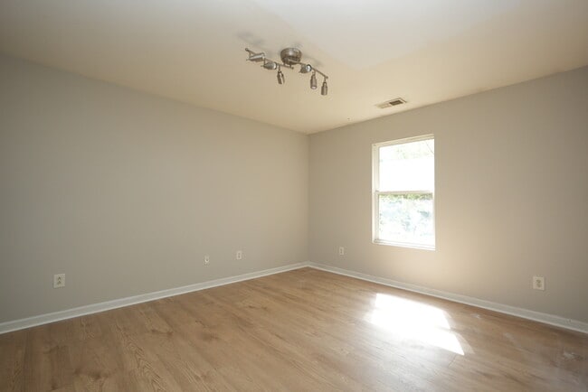 Building Photo - Updated 3 Beds 2.5 Baths Home in Farm Pond