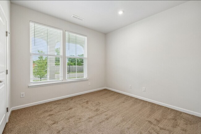 Building Photo - 308 Grassy Glen Dr