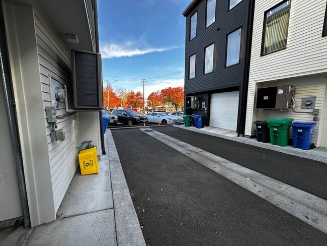 Building Photo - 6642 SE 16th Ave