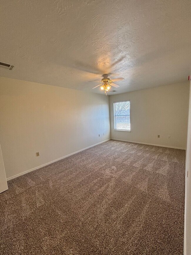 Building Photo - 3br 2.5ba on Surrey Hills Golf Course!!