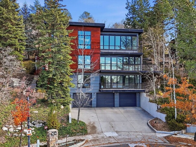 Building Photo - "Spacious 5-Bed Gem with 3 Full Baths in Prime Port St. Lucie Location!"