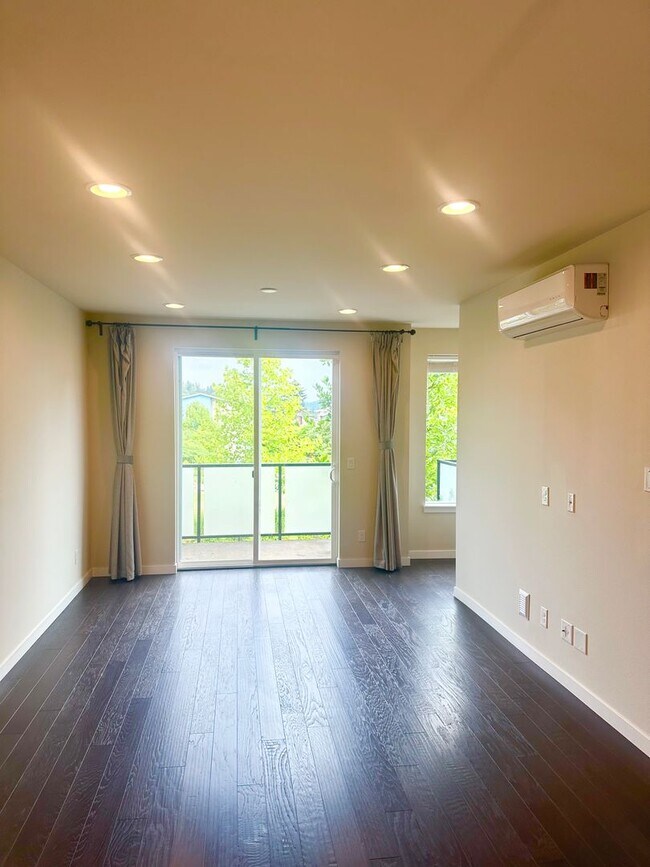 Building Photo - Modern 2-bed, 2-bath Townhome in Shoreline.