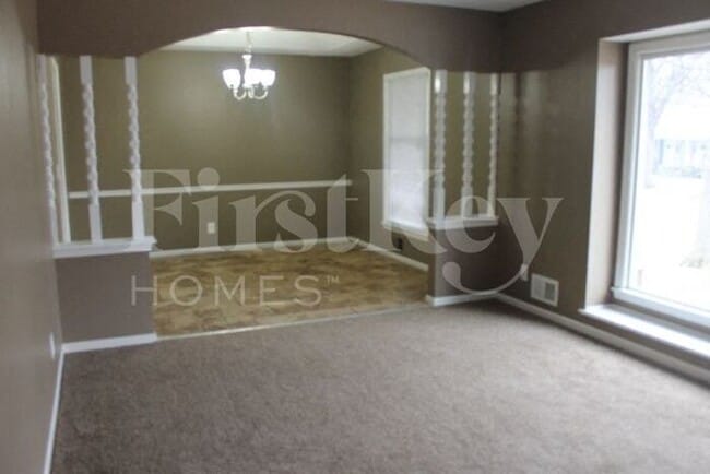 Building Photo - 1343 SW Horizon Dr