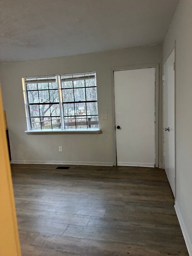 Building Photo - Charming Duplex for Rent- Spacious and Con...