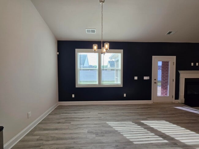 Building Photo - 3360 Rustic Dr