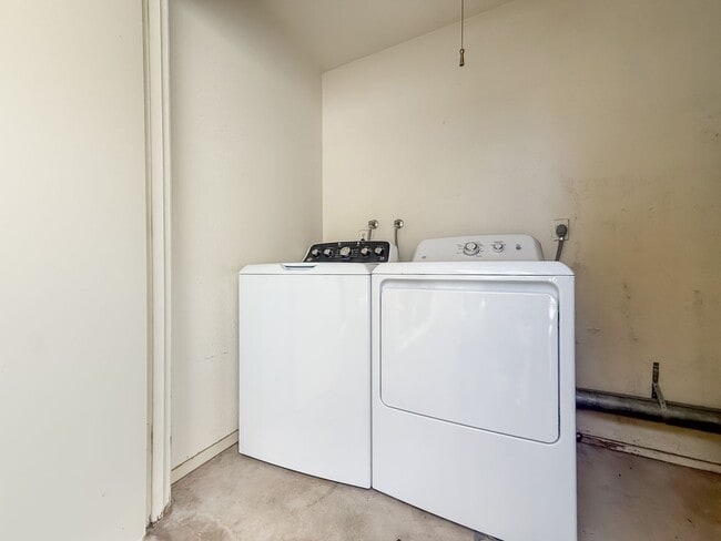 Building Photo - Nice 2B/2BA w/ Private Patio, A/C, Washer/...