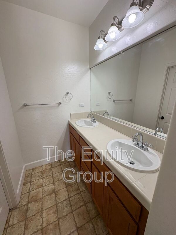 Building Photo - 3116 W Buena Vista Ave