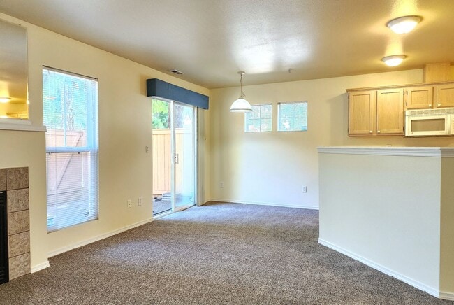 Building Photo - 3 Bedroom 2.5 Bath Townhome in Everett