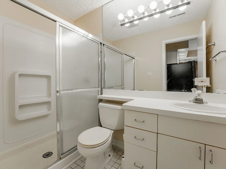 Building Photo - 713 W Diversey Pkwy