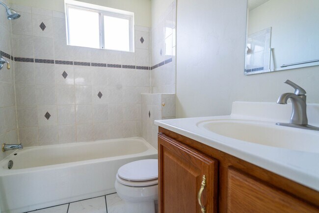 Building Photo - Spacious & Updated 5 Bed Home in Prime Ogden Location