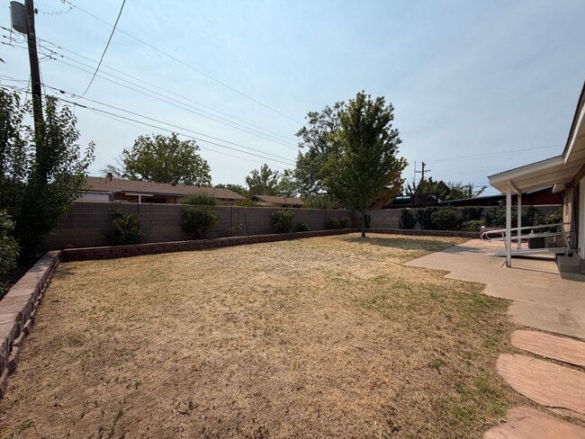 Building Photo - Spacious 4 Bedroom 2 Bathroom Home In The NE Heights!