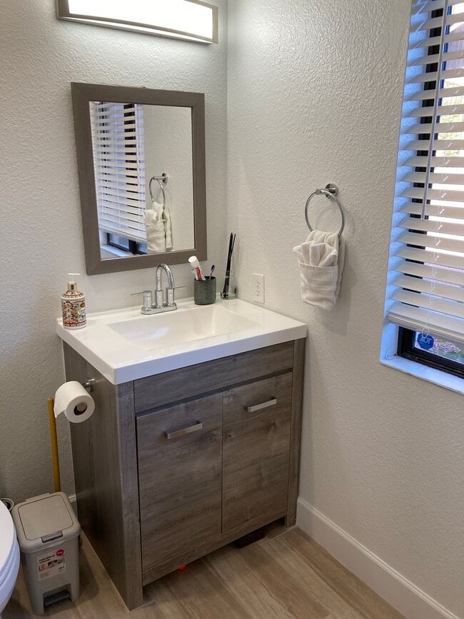 Building Photo - Gorgeous, modern, remodeled, furnished ren...
