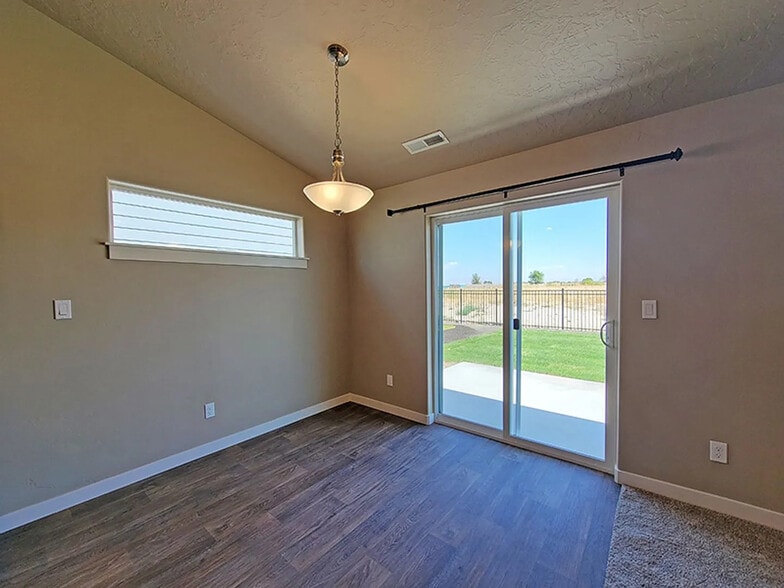 Dining Area - 1096 N Ryde Ave