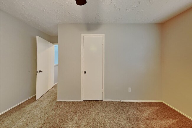 Building Photo - 2010 Creekshire Dr