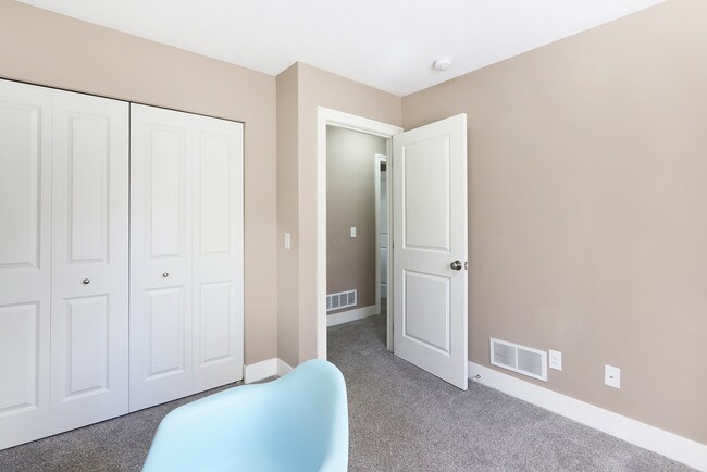 Building Photo - 935 Calvary Ave NW