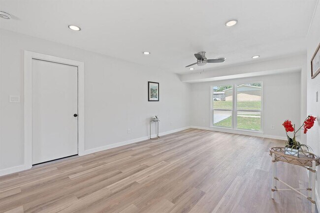 Building Photo - 711 Santa Rosa Dr