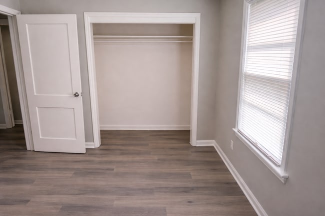 Building Photo - Cute Two Bedroom near KU Medical Center