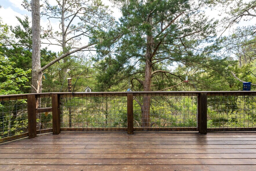 Building Photo - 211 Lewis Dr