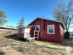 Building Photo - Charming Cottage, Close to Downtown/Plaza!